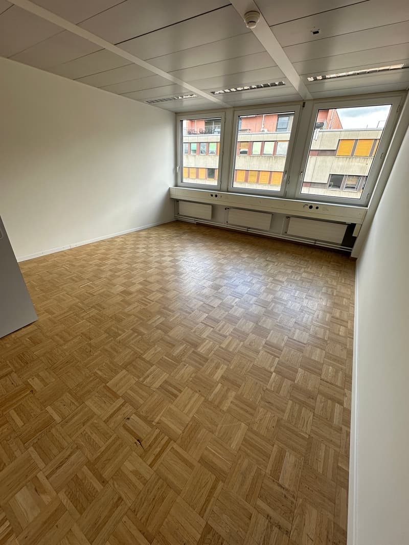 Helles Büro im 4. OG in Dübendorf (2)