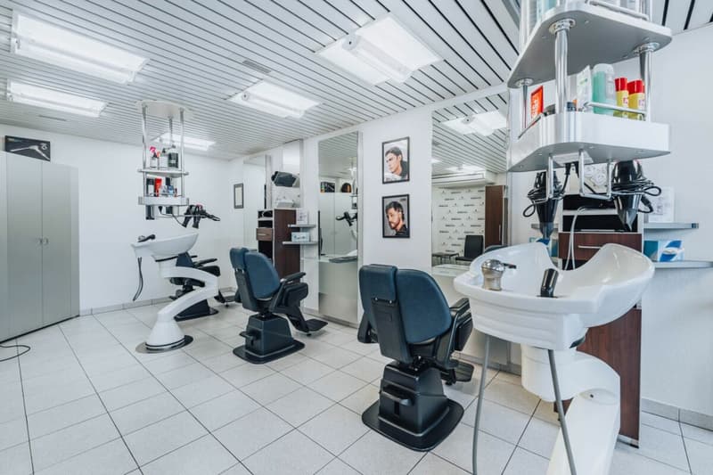 Hairdressing Salon (Commercial Space) 108m2 with two auxiliary rooms à 32m2 for rent (3)