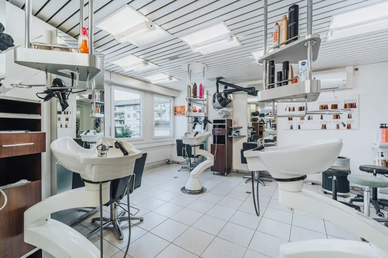 Hairdressing Salon (Commercial Space) 108m2 with two auxiliary rooms à 32m2 for rent (4)