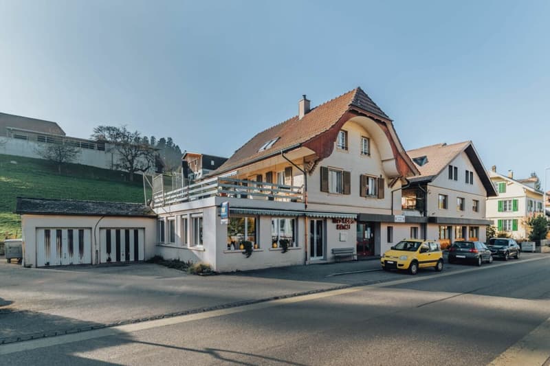 Mehrfamilienhaus: ehemaliges Bankgebäude im Dorfzentrum mit 7 Einheiten