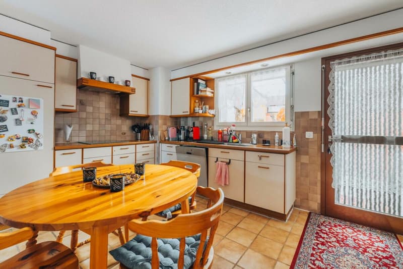 Maison multifamiliale à 3 parties avec de nombreuses pièces annexes + garages (3)