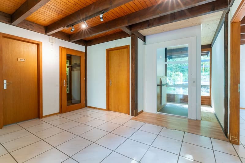7.5-Zimmer-Wohnerlebnis mit Galerie, Lift und Pool am Waldrand (8)