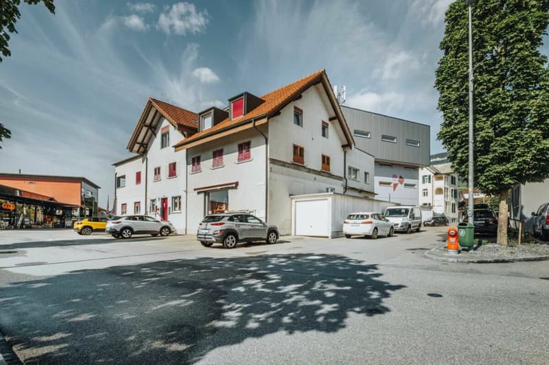 Vielseitige Gewerbeliegenschaft mit drei Wohnungen und guter Verkehrsanbindung (4)