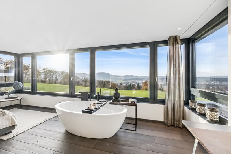 Schlafzimmer mit freistehender Wanne und Fernsicht im OG