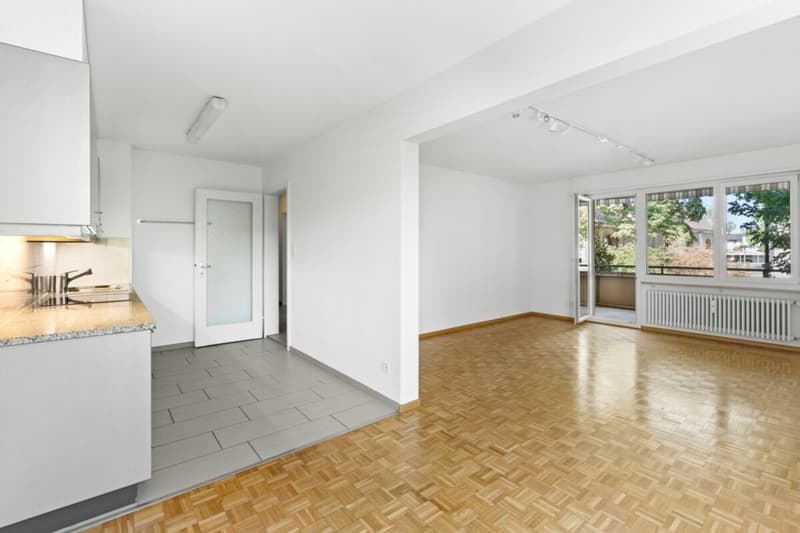 Essplatz mit Blick auf Wohnzimmer und Küche
