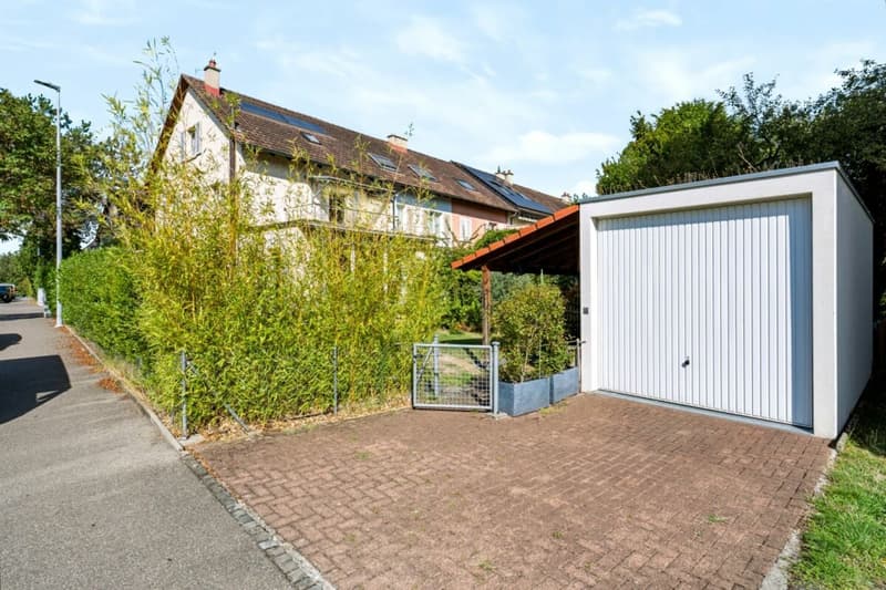 grosse Garagenbox mit Vorplatz