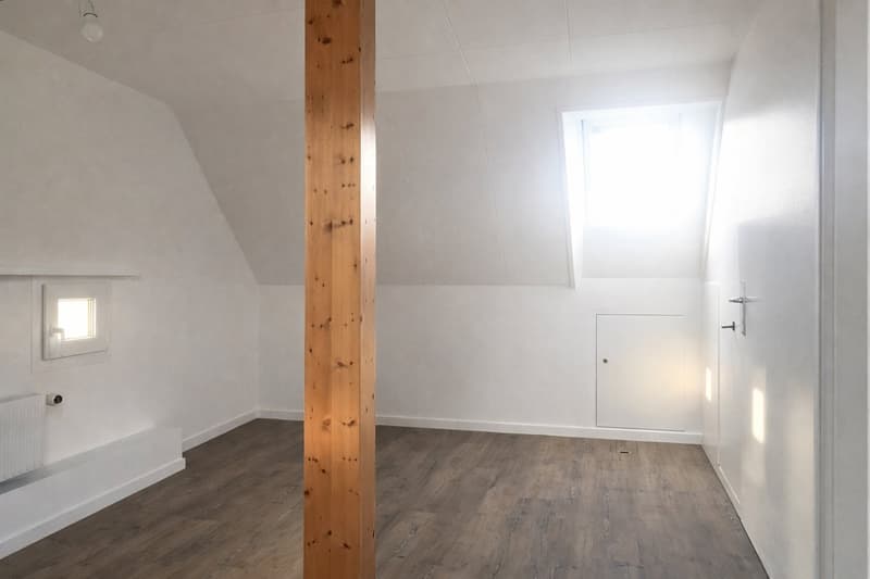 Appartement de 3,5 pièces sous les combles avec cheminée, galerie et mansarde ; rénové en 2021 (7)