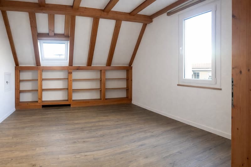 Appartement de 3,5 pièces sous les combles avec cheminée, galerie et mansarde ; rénové en 2021 (5)