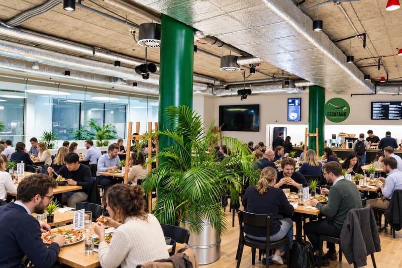 Café- oder Barfläche in der Starbites Foodhall (2)
