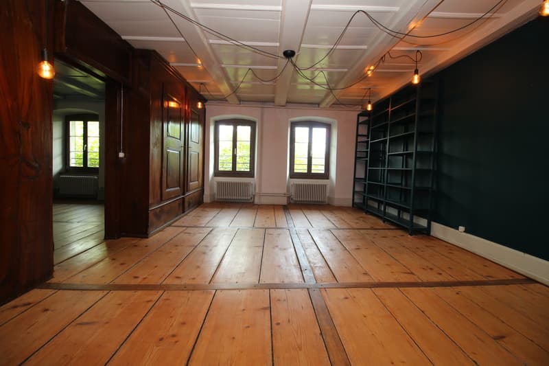 Charmante 5-Zimmer-Altbauwohnung mit Balkon in Windisch (2)