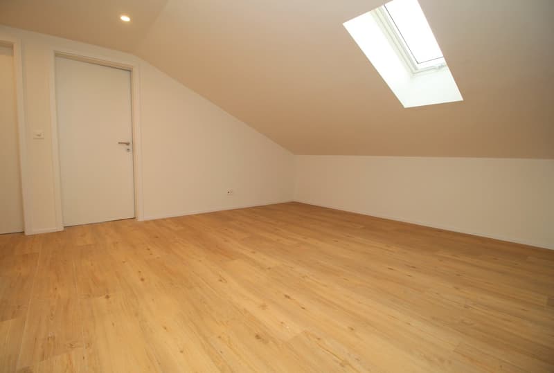 Moderne 2.5-Zimmer-Dachwohnung im Zentrum von Wettingen (3)