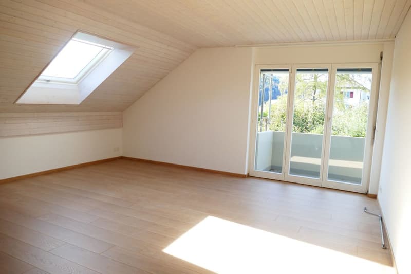 Wohnzimmer mit Ausgang auf Balkon