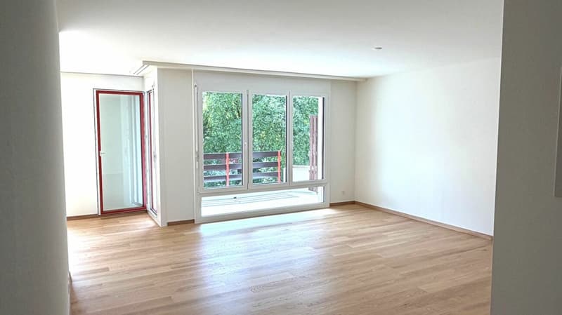 Wohnzimmer mit Blick zu Balkon