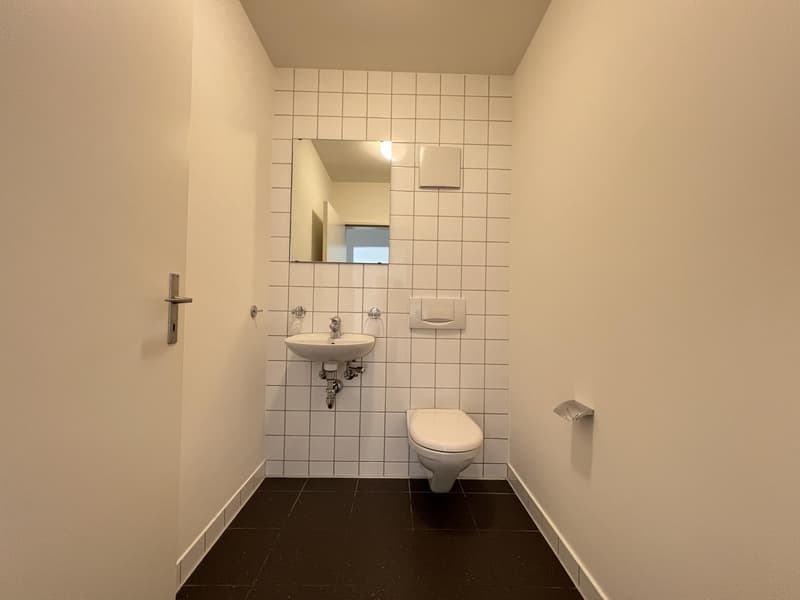 separates WC (Beispielfoto aus baugleicher Wohnung im Haus Nr. 1; Abweichungen sind möglich)