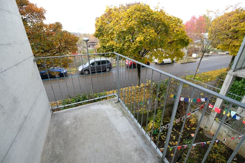 Balkon klein zur Strasse