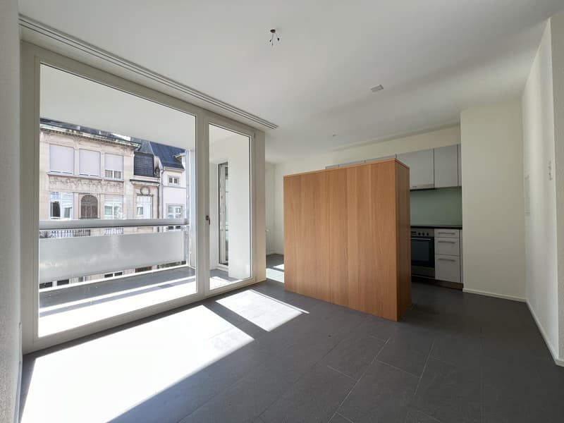 Essplatz / Balkon (Beispielfoto aus baugleicher Wohnung; Abweichungen sind möglich)