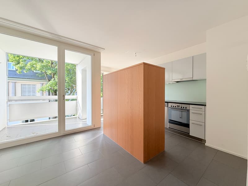 Essplatz mit offener Küche und Balkon (Beispielfoto aus baugleicher Wohnung; Abweichungen sind möglich)