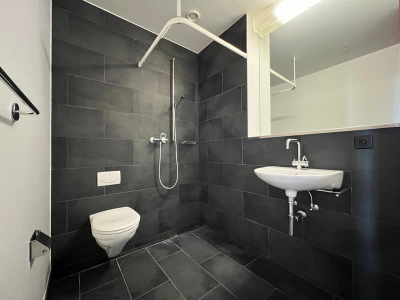 Duschbad (Beispielfoto aus baugleicher Wohnung; Abweichungen sind möglich)