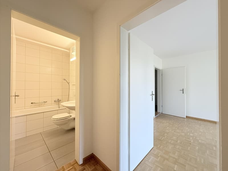 Wohnzimmer / Bad (Beispielfoto aus baugleicher Wohnung im 2.OG; Abweichungen sind möglich)