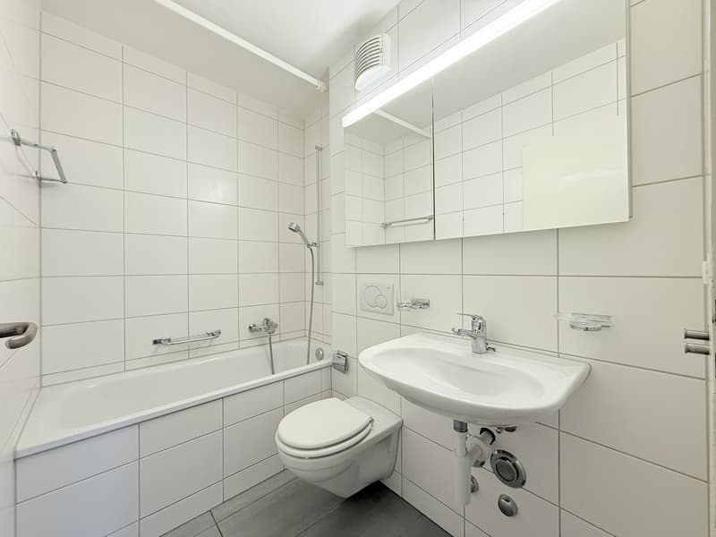 Badezimmer (Beispielfoto aus baugleicher Wohnung im 2.OG; Abweichungen sind möglich)