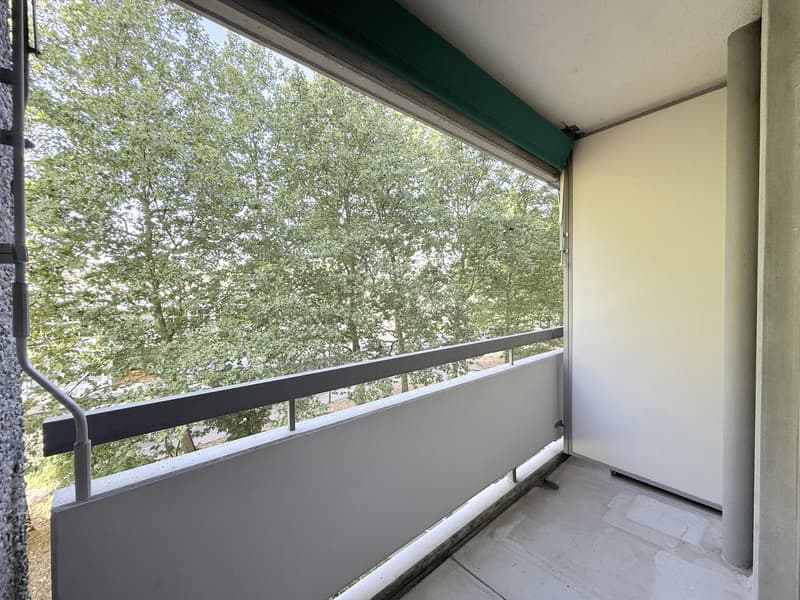 kleiner Balkon (Beispielfoto aus baugleicher Wohnung im 2.OG; Abweichungen sind möglich)