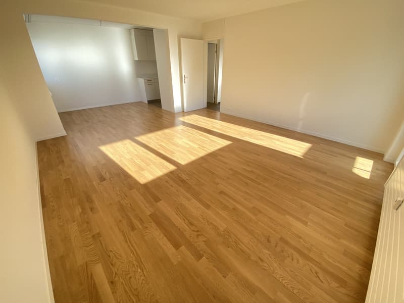Wohnzimmer mit offenem Essplatz (Beispielfoto aus baugleicher Wohnung; Abweichungen sind möglich)