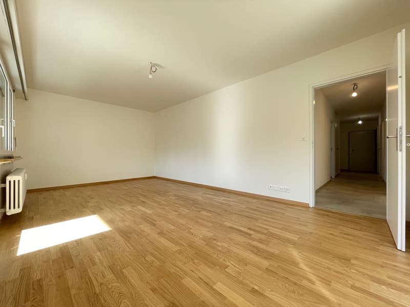 Wohnzimmer / Korridor  (Beispielfoto aus baugleicher Wohnung im 1.OG; Abweichungen sind möglich)