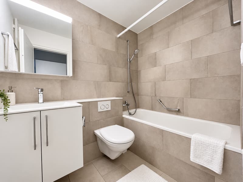 Badezimmer (Die abgebildeten Möbel wurden mithilfe von KI ergänzt und dienen ausschliesslich der Veranschaulichung der Räume; die Wohnung wird unmöbliert vermietet)