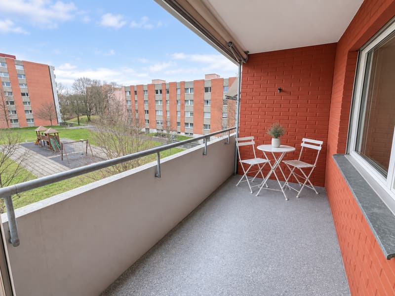Balkon (Die abgebildeten Möbel wurden mithilfe von KI ergänzt und dienen ausschliesslich der Veranschaulichung der Räume; die Wohnung wird unmöbliert vermietet)