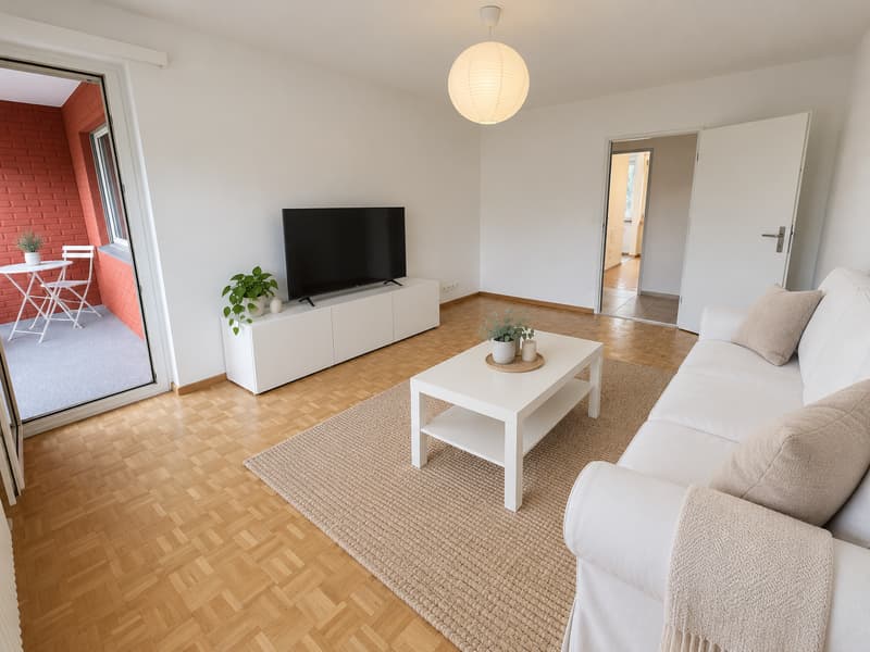 Wohnzimmer (Die abgebildeten Möbel wurden mithilfe von KI ergänzt und dienen ausschliesslich der Veranschaulichung der Räume; die Wohnung wird unmöbliert vermietet)