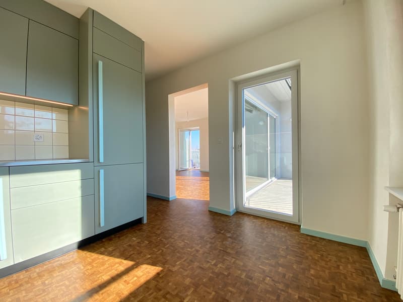 Essplatz mit Balkon- und Wohnzimmerzugang