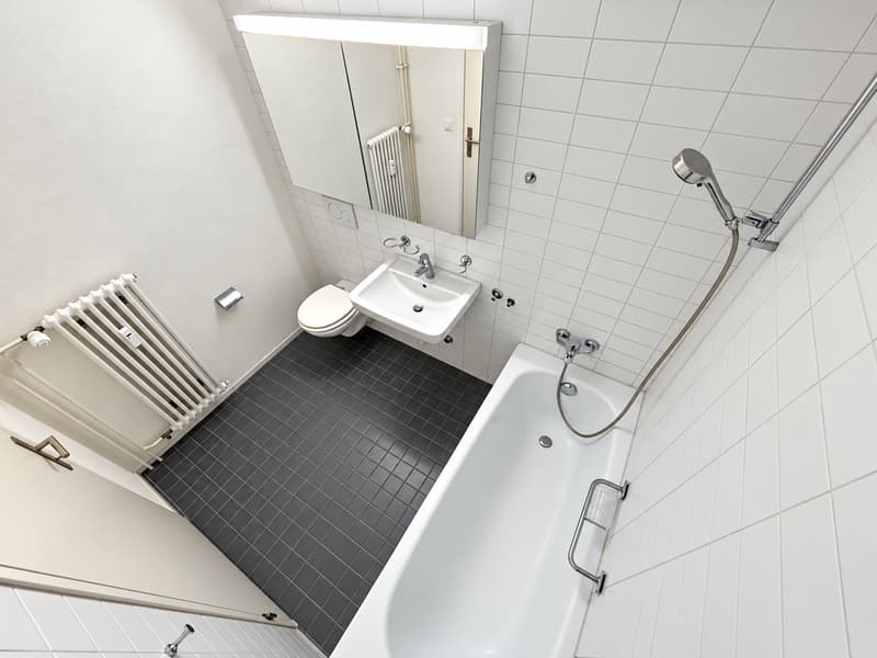 Badezimmer (Beispielfoto aus baugleicher Wohnung; Abweichungen sind möglich)