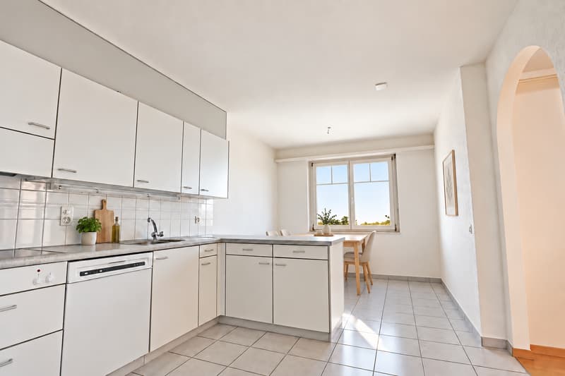 Küche (Die abgebildeten Möbel wurden mithilfe von KI ergänzt und dienen ausschliesslich der Veranschaulichung der Räume; die Wohnung wird unmöbliert vermietet)