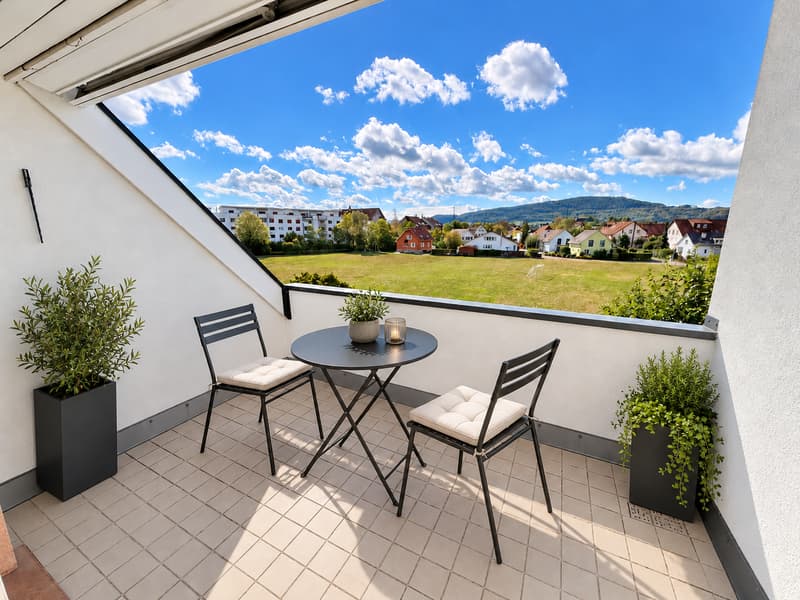 Balkon (Die abgebildeten Möbel wurden mithilfe von KI ergänzt und dienen ausschliesslich der Veranschaulichung der Räume; die Wohnung wird unmöbliert vermietet)