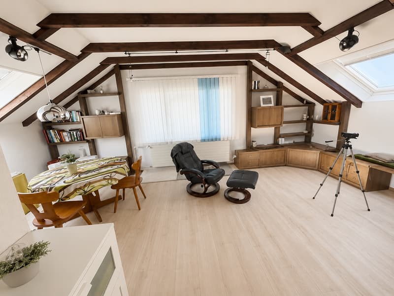 Charmante 2.5-Zimmer-Dachwohnung mit Balkon in Wabern (4)