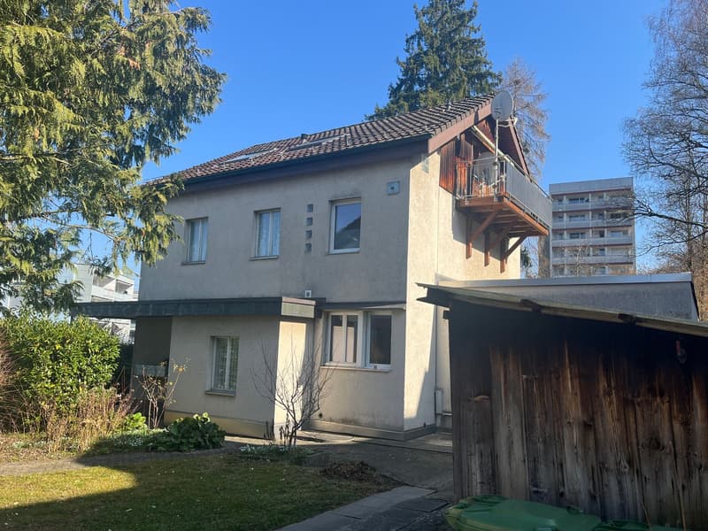 Charmante 2.5-Zimmer-Dachwohnung mit Balkon in Wabern (1)