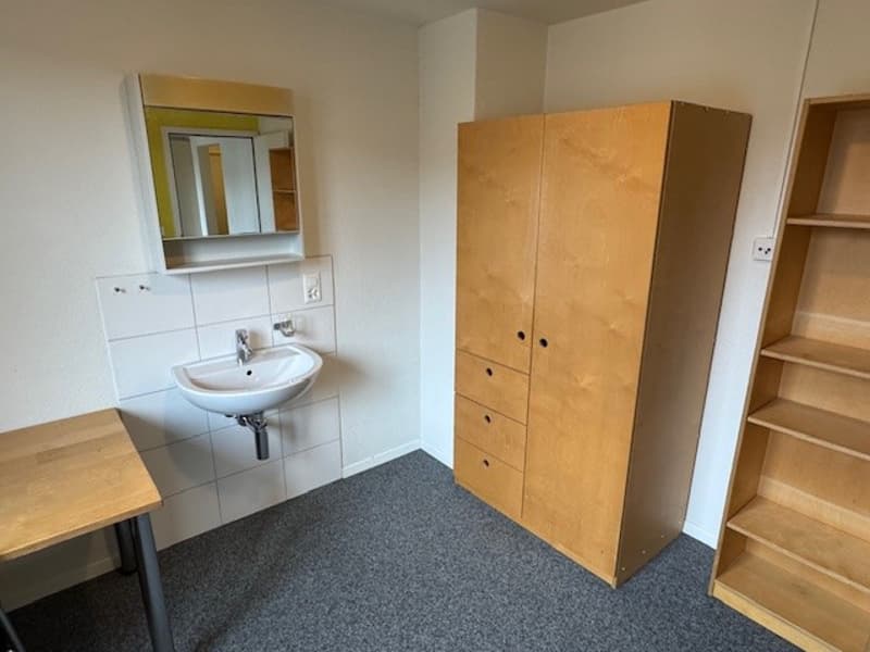 Möbliertes Zimmer - Studentenwohnheim für UNI Studenten und Lernende (5)