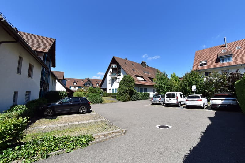 Weiter Kundenparkplätze auf der Ostseite