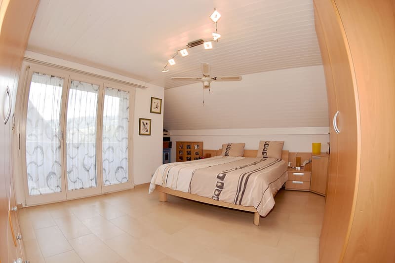 Zimmer Süd-Ost mit kleinem Balkon (ca. 19 m2)