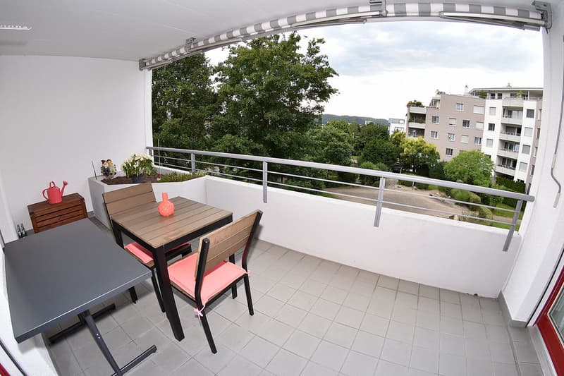grosser Balkon mit Abendsonne