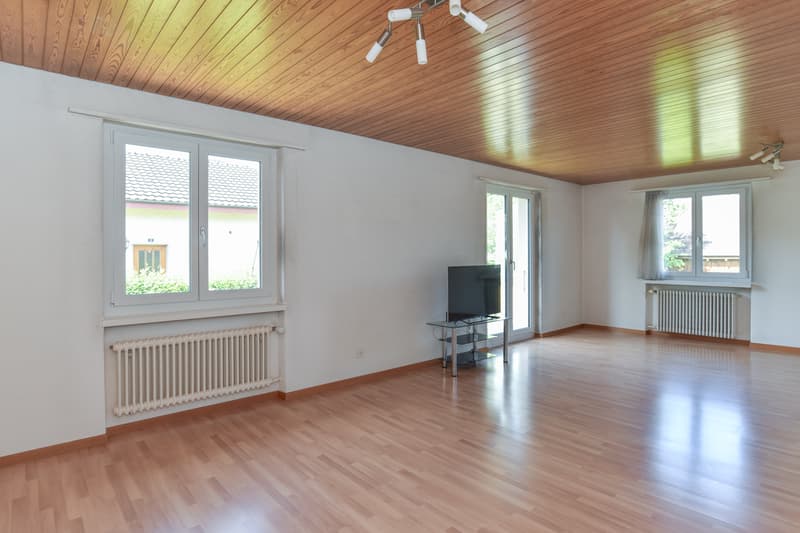 Grosses und helles Wohnzimmer mit...