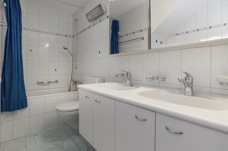 Badezimmer mit Badwanne...