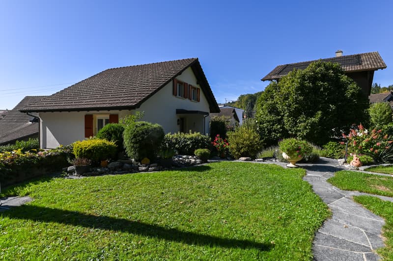 Mitten im Grünen/Hochwertiger Garten/Gepflegtes Haus/2 grosse Garagen (4)