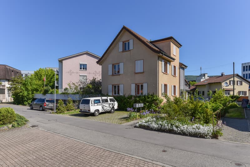 Ansicht mit Aussenparkplatz