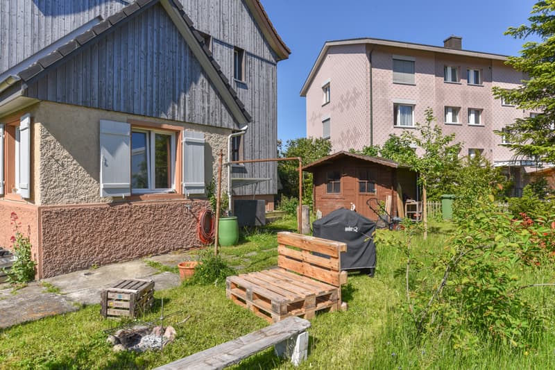 Rasenfläche, Gartenhaus und Sitzplatz..