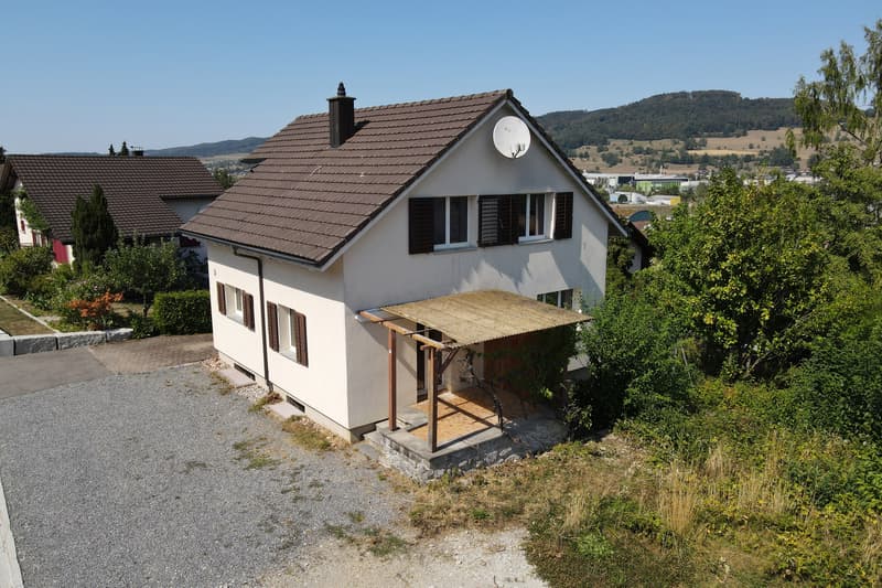 Freistehend, mit zeitgemässem Grundriss, viele Parkplätze (2)