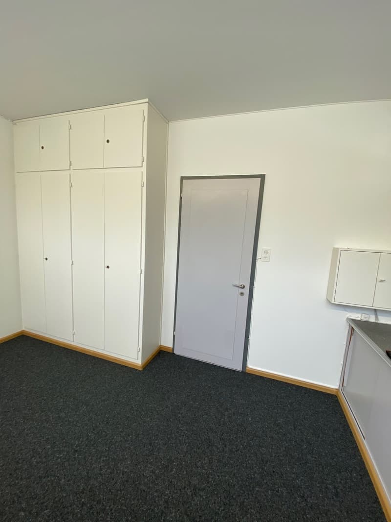 Wandschrankeinbauten in Büro klein