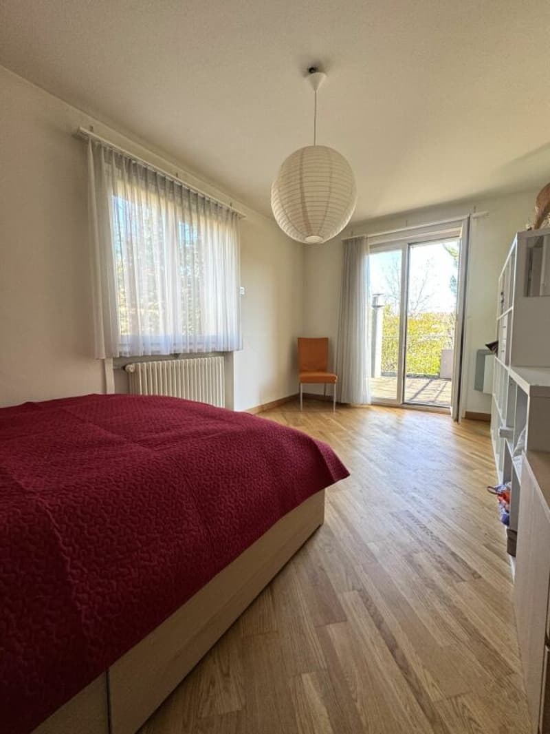 Zimmer OG mit Zugang zu Balkon