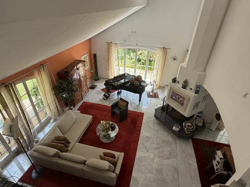 Blick ins Wohnzimmer von der Galerie im OG