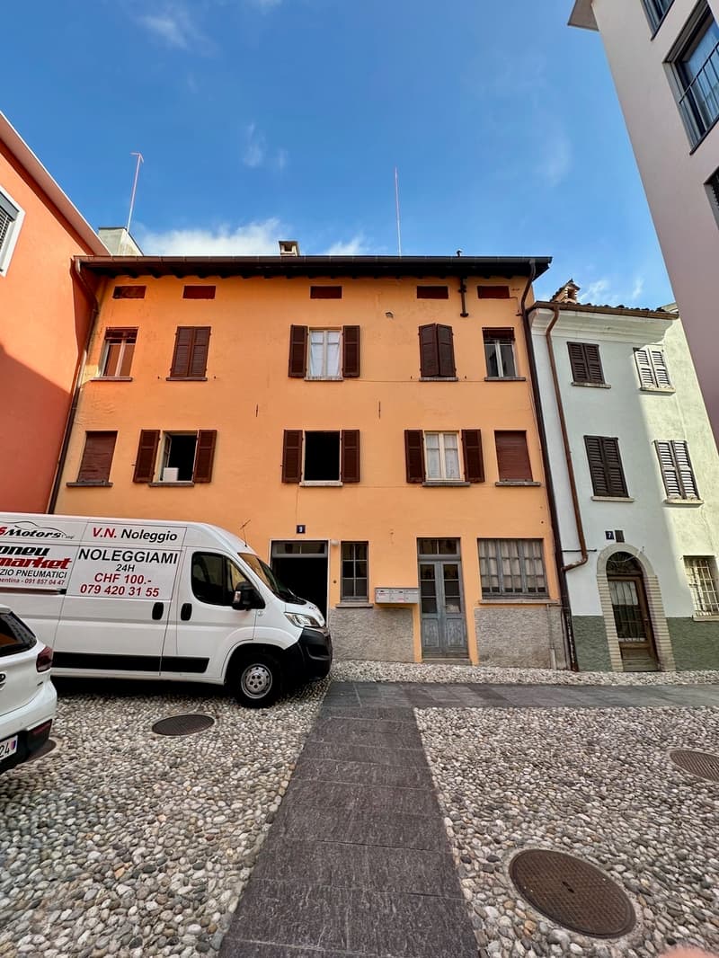 Gebäudekomplex mit Innenhof im Zentrum von Chiasso (1)